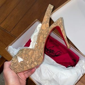 CHRISTIAN LOUBOUTIN
Gold Cork Pepite Soso 100 Peep Toe Pumps Size 7.5